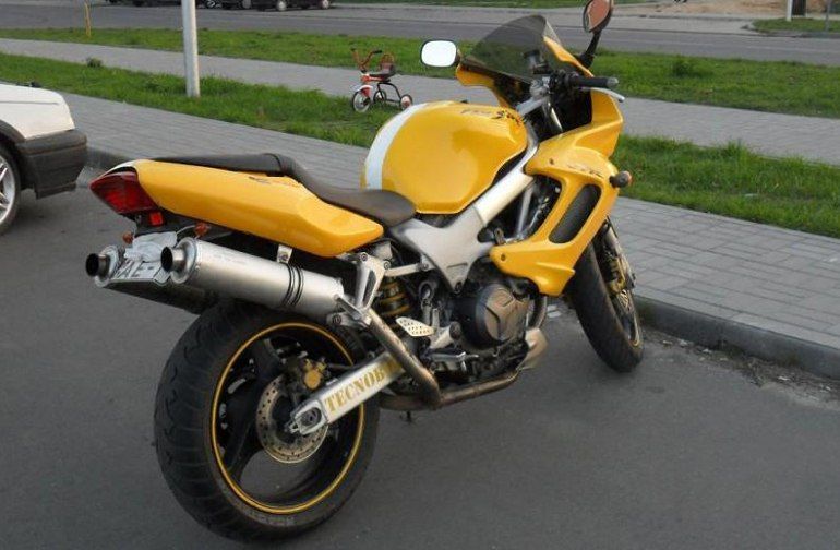 Honda-VTR-Firestorm-image2